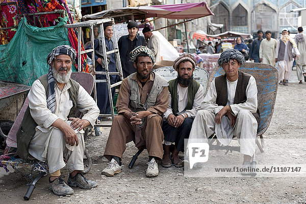 Eine kurze Auszeit für diese hart arbeitenden Afghanen auf einem Basar in Kabul  Afghanistan  Asien
