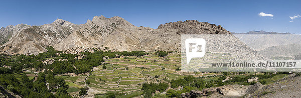Ein Dorf und Terrassenfelder mit Weizen und Kartoffeln im Panjshir-Tal  Afghanistan  Asien