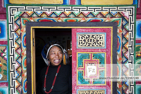 Ein dekoratives tibetisches Haus in einem abgelegenen tibetischen Dorf namens Jiaju Zangzhai  Provinz Sichuan  China  Asien