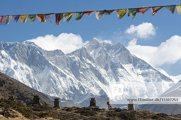 Ein Trekker auf dem Weg zum Everest-Basislager  der Mount Everest ist der Gipfel auf der linken Seite  von oben weht Spinnweben  Himalaya  Nepal  Asien