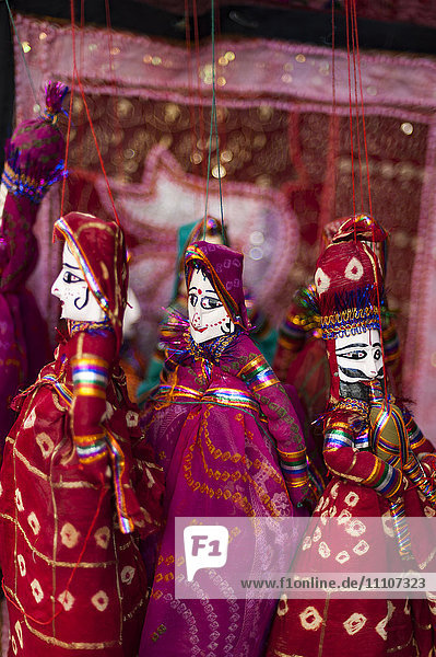 Bunte Puppen hängen in einem Geschäft in Udaipur  Rajasthan  Indien  Asien