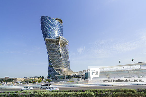 Capital Gate  manchmal auch schiefer Turm von Abu Dhabi  Vereinigte Arabische Emirate  Naher Osten