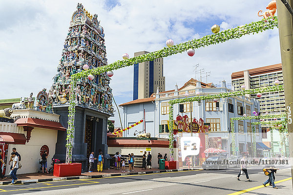 Sri Mariamman temple and Masjid Jamae (Chulia) mosque in South Bridge Road  Chinatown  Singapore  Southeast Asia  Asia