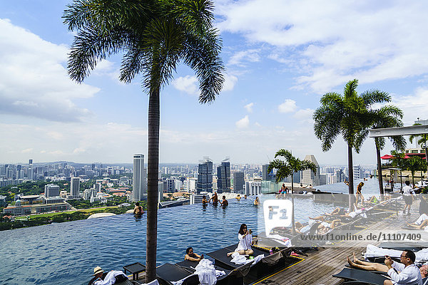 Infinity-Pool auf dem Dach des Marina Bay Sands Hotel mit spektakulärem Blick auf die Skyline von Singapur  Singapur  Südostasien  Asien