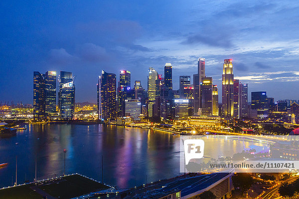 Die Türme des Central Business District und der Marina Bay bei Nacht  Singapur  Südostasien  Asien