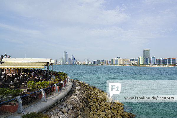 Restaurant mit Blick auf die Skyline des Golfs  Abu Dhabi  Vereinigte Arabische Emirate  Naher Osten