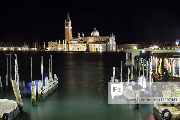 Die Insel und die Kirche von San Georgio Maggiore bei Nacht mit einem Bootsanleger im Vordergrund  Venedig  UNESCO-Weltkulturerbe  Venetien  Italien  Europa