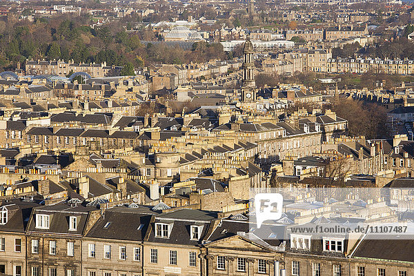 Blick über die Dächer der New Town vom Calton Hill  Edinburgh  Stadt Edinburgh  Schottland  Vereinigtes Königreich  Europa