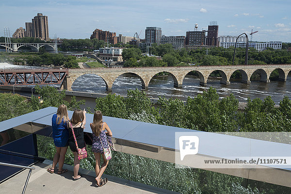 Blick von der endlosen Brücke  Guthrie-Brücke  Minneapolis  Minnesota  Vereinigte Staaten von Amerika  Nordamerika