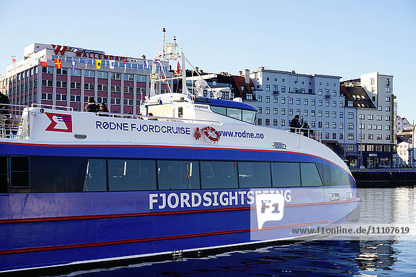 Blick auf den Hafen mit Touristenboot für Fjordtourismus  Bergen  Hordaland  Norwegen  Skandinavien  Europa