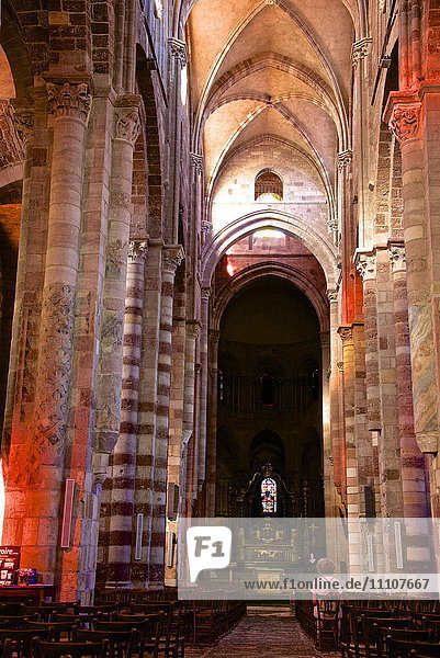 Kirchenschiff und Säulen  Basilika St. Julian (Basilika St. Julien) aus dem 9. Jahrhundert  romanische Architektur  Brioude  Haute Loire  Frankreich  Europa