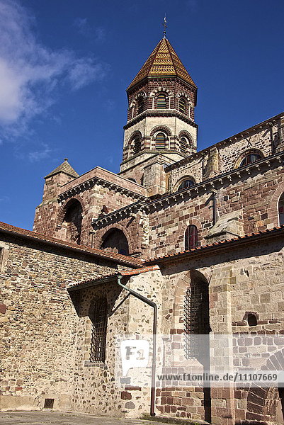 Basilika Saint Julian (Basilika St. Julien) aus dem 9. Jahrhundert mit romanischer Architektur  Brioude  Haute Loire  Frankreich  Europa