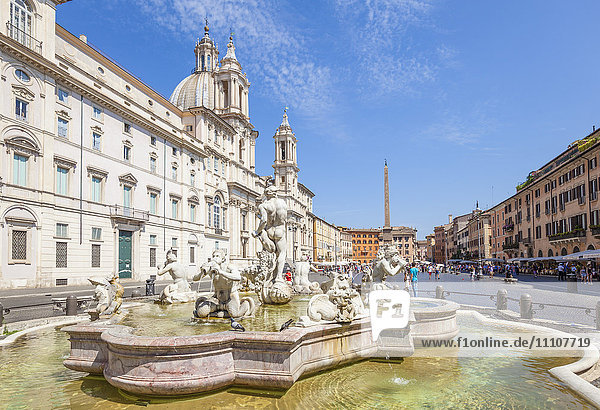 Kirche Sant'Agnese in Agone und die Fontana del Moro auf der Piazza Navona  Rom  Latium  Italien  Europa