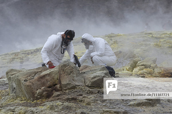 Geologen bei der Entnahme von Mineralproben auf dem Gran Cratere (Großer Krater)  Insel Vulcano  Äolische Inseln  UNESCO-Welterbe  Sizilien  Italien  Mittelmeer  Europa