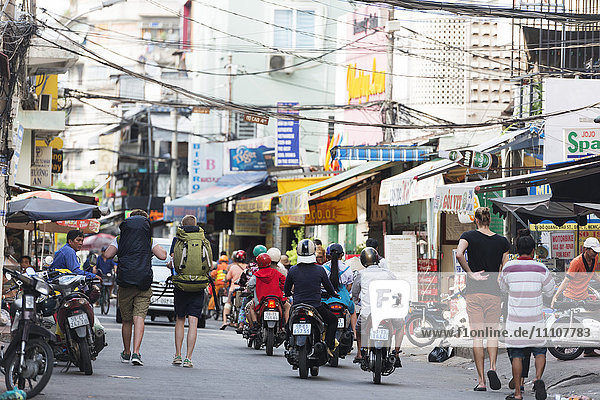 Rucksacktouristen auf der Straße  Ho-Chi-Minh-Stadt (Saigon)  Vietnam  Indochina  Südostasien  Asien