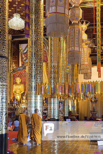 Mönche im Wat Chedi Luang Worawihan-Tempel  Chiang Mai  Thailand  Südostasien  Asien