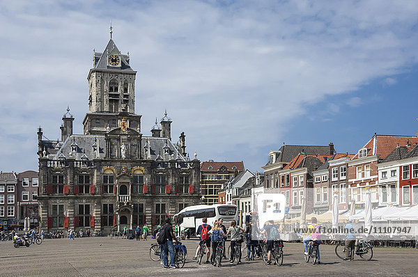 Rathaus  Hauptplatz  lokale Radfahrer  Delft  Holland  Europa