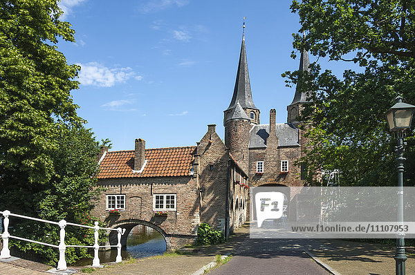 Das Osthafentor aus dem 16. Jahrhundert  Delft  Holland  Europa