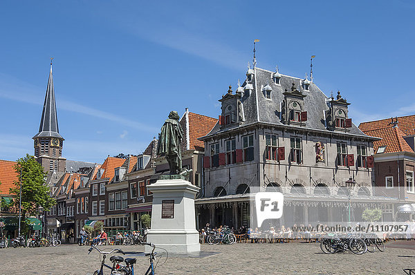 Stadtplatz mit Statue von Jan Pieterszoon Coen  Niederländische Ostindien-Kompanie  Hoorn  Holland  Europa