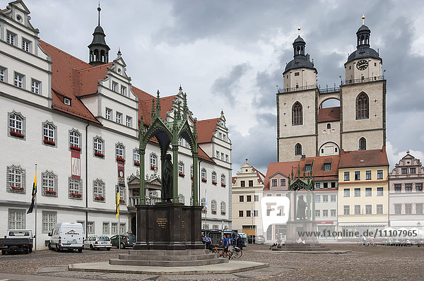 Stadtplatz mit Stadtkirche und Rathaus  Staue von Martin Luther  Lutherstadt Wittenberg  Sachsen-Anhalt  Deutschland  Europa