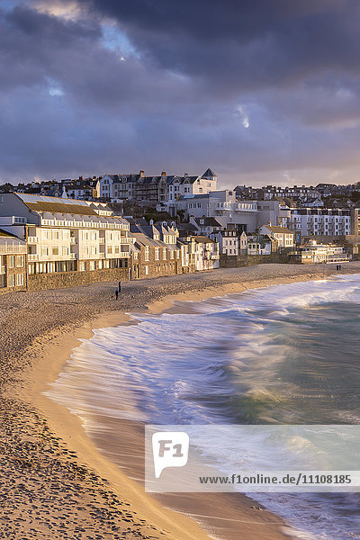 Wellen schlagen gegen den Strand von Porthmeor in St. Ives  Cornwall  England  Vereinigtes Königreich  Europa