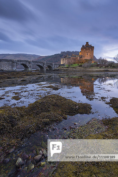 Eilean Donan Castle in der Dämmerung  Dornie  Schottland  Vereinigtes Königreich  Europa