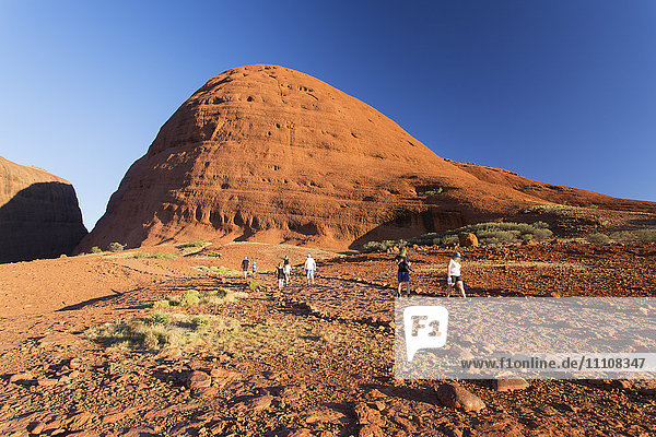 Touristen beim Wandern in der Walpa-Schlucht  Kata Tjuta (Die Olgas)  UNESCO-Weltkulturerbe  Uluru-Kata Tjuta-Nationalpark  Northern Territory  Australien  Pazifik