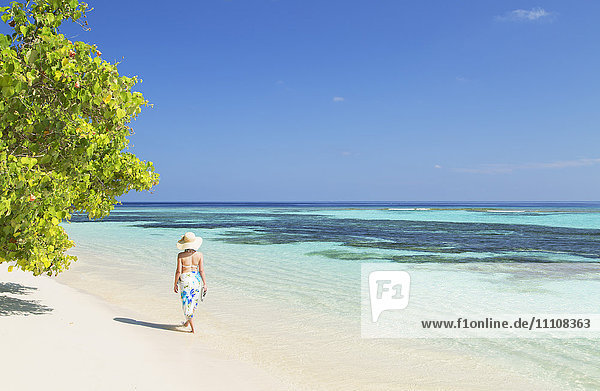Frau am Strand  Insel Rasdhoo  Nord-Ari-Atoll  Malediven  Indischer Ozean  Asien