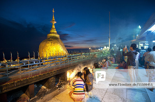 beleuchtet Kerze Gast fünfstöckig Buddhismus Pilgerer Myanmar Asien Goldener Felsen Pagode