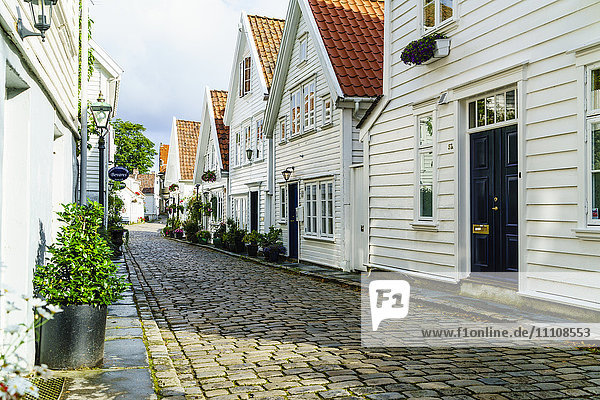 Das alte Stavanger (Gamle Stavanger) mit etwa 250 Gebäuden aus dem frühen 18. Jahrhundert  meist kleine weiße Häuschen  Stavanger  Rotaland  Norwegen  Skandinavien  Europa