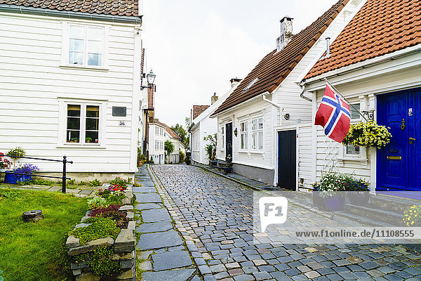Das alte Stavanger (Gamle Stavanger) mit etwa 250 Gebäuden aus dem frühen 18. Jahrhundert  meist kleine weiße Häuschen  Stavanger  Rotaland  Norwegen  Skandinavien  Europa