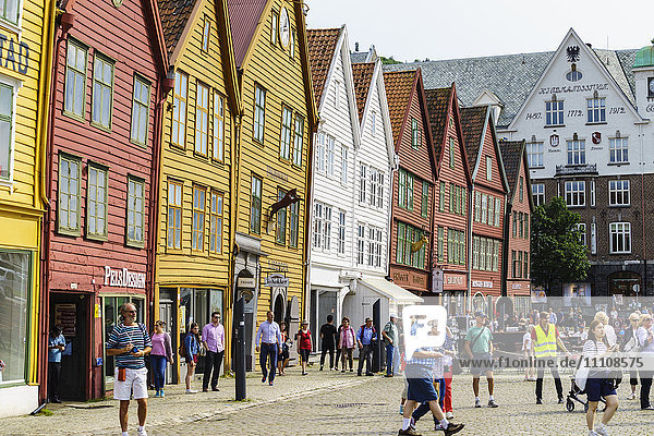 Die hölzernen Gebäude der hanseatischen Kaufleute am Bryggen  einer alten Werft am Fjord  heute eine bedeutende Touristenattraktion  UNESCO-Weltkulturerbe  Bergen  Norwegen  Skandinavien  Europa