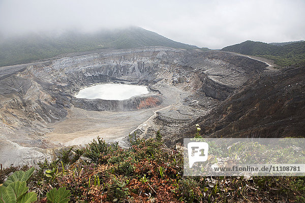 Krater des Vulkans Poas im Poas-Vulkan-Nationalpark in der Bergkette Cordillera Central in Costa Rica  Mittelamerika