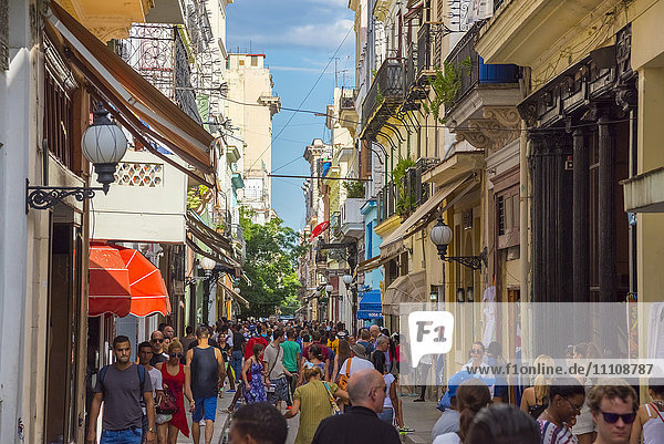 Einkaufsstraße Obispo  La Habana Vieja (Alt-Havanna)  UNESCO-Weltkulturerbe  Havanna  Kuba  Westindien  Karibik  Mittelamerika