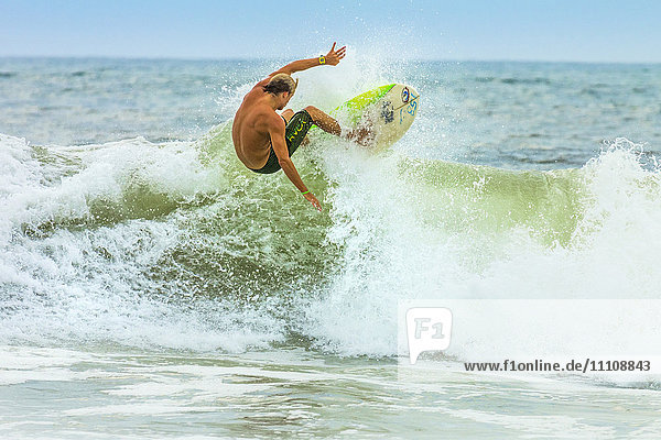 Shortboard surfer riding a wave at this surf resort on the south coast of Nicoya Peninsula  Santa Teresa  Puntarenas  Costa Rica  Central America