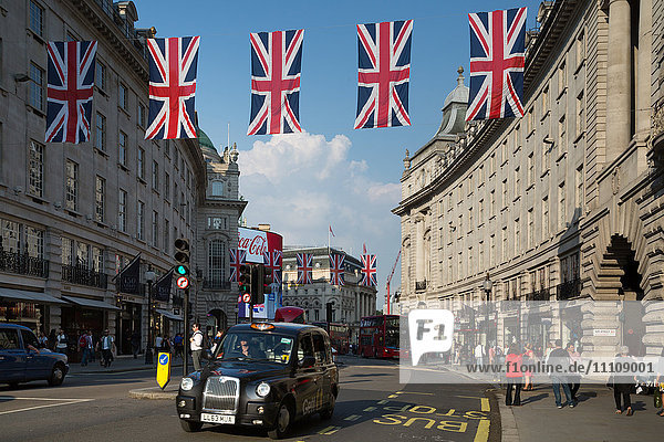 Union Jacks in der Regent Street  London  England  Vereinigtes Königreich  Europa