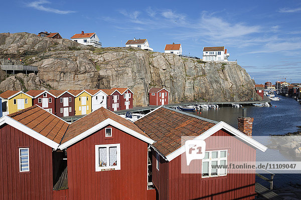 Traditionelle falu-rote Fischerhäuser im Hafen  Smogen  Bohuslan-Küste  Südwestschweden  Schweden  Skandinavien  Europa