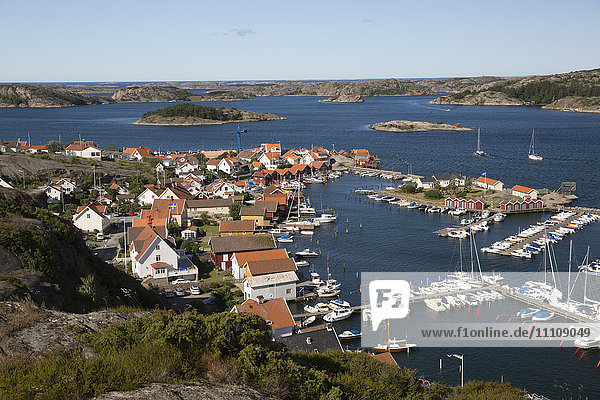 Blick über Hafen und Stadt vom Vetteberget-Kliff  Fjallbacka  Bohuslan-Küste  Südwestschweden  Schweden  Skandinavien  Europa