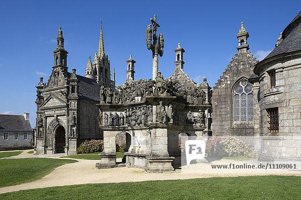 Kalvarienberg und Kirche in der Nähe der Gemeinde  Guimiliau  Finistere  Bretagne  Frankreich  Europa