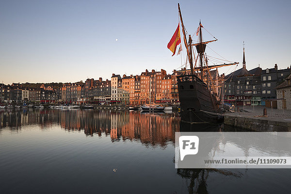 Vieux Bassin mit Blick auf den Saint Catherine Quay mit nachgebauter Galeone in der Morgendämmerung  Honfleur  Normandie  Frankreich  Europa