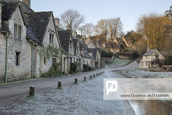 Arlington Row Cotswold stone cottages am frostigen Morgen  Bibury  Cotswolds  Gloucestershire  England  Vereinigtes Königreich  Europa