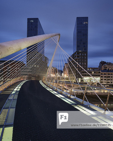 Die Zubizuri-Fußgängerbrücke  entworfen vom Architekten Santiago Calatrava  Bilbao  Biskaya  Baskenland  Spanien  Europa