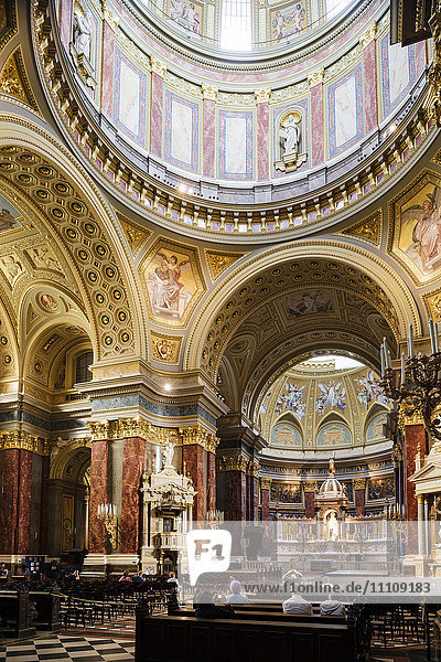 Innenraum der St. Stephans-Basilika (Szent Istvan-bazilika)  Budapest  Ungarn  Europa