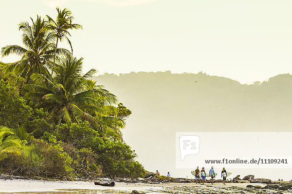 Surfer schlendern am Strand dieses angesagten Surfreviers im Süden der Nicoya-Halbinsel  Santa Teresa  Puntarenas  Costa Rica  Mittelamerika