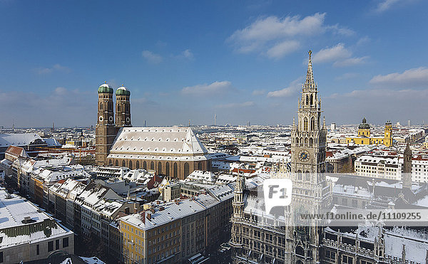 Alter Peter  Theatinerkirche und Neues Rathaus  München  Bayern  Deutschland  Europa