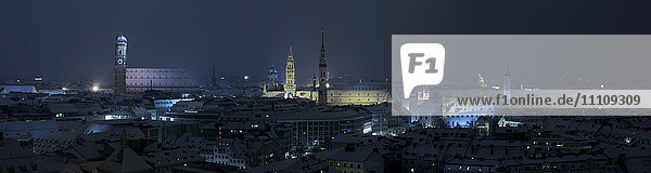 Stadtansicht bei Nacht  München  Bayern  Deutschland  Europa