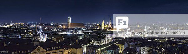 Stadtansicht bei Nacht  München  Bayern  Deutschland  Europa