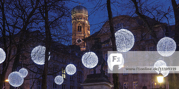 Promenadeplatz und Frauenkirche  München  Bayern  Deutschland  Europa