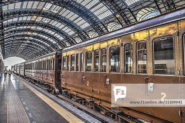 Italien  Lombardei  Bahnhof Milano Centrale  historischer Zug für Touristen