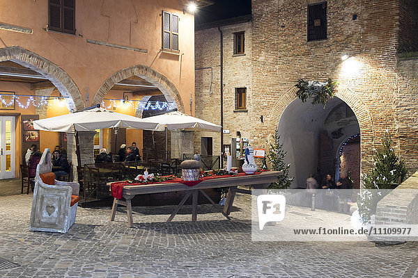 Italien  Marken  Die antike Stadt Gradara. Sie ist berühmt als Schauplatz der von Dante Alighieri im V. Gesang seines Infernos beschriebenen Episode von Paolo und Francesca. Weihnachtszeit